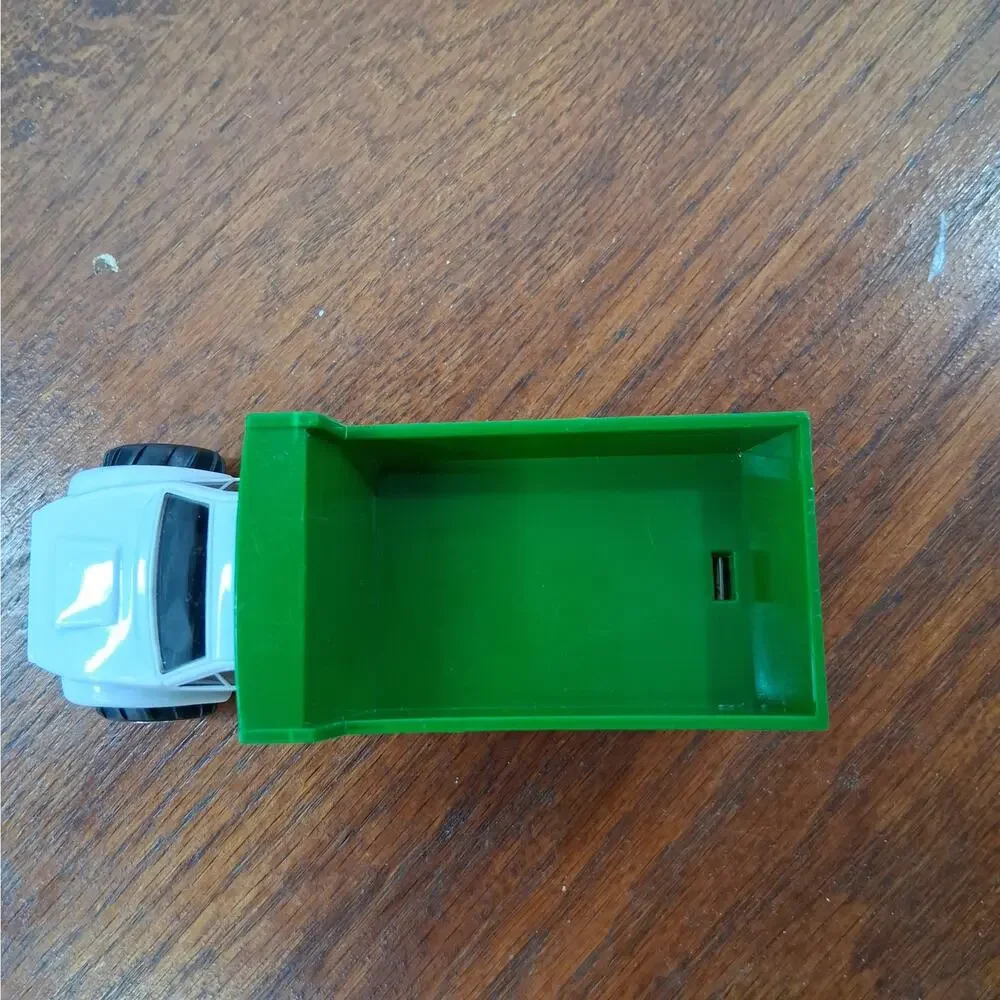 Tomy Ertl 1:64 Scale John Deere Toy Farm Dump Truck‎ Diecast & Plastic Green